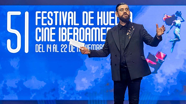 Manu Sánchez sobre el escenario de la Casa Colón