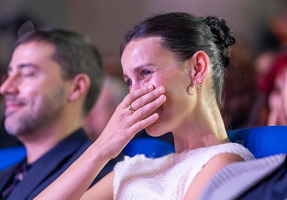 Milena Smit, emocionada durante el homenaje que se le rindió en Huelva