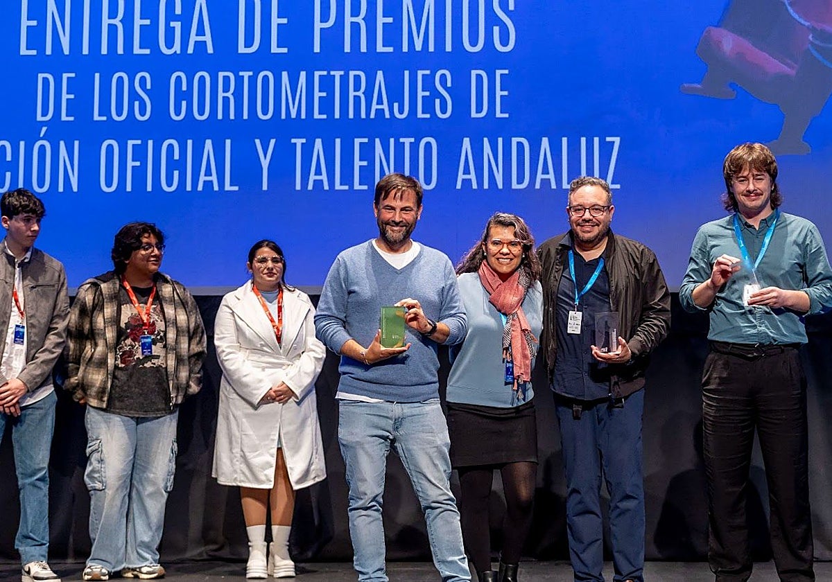 Los premiados, con sus galardones de la Sección Oficial de Cortometrajes