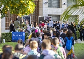 Cola de niños para acceder al cine y ver películas del festival