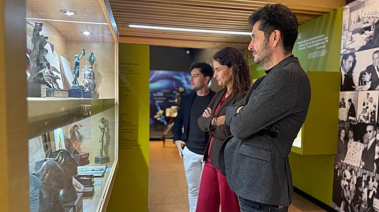 Carlos del Amor junto a Adela de Mora y Manuel Soto en su visita al Centro de la Comunicación Jesús Hermida