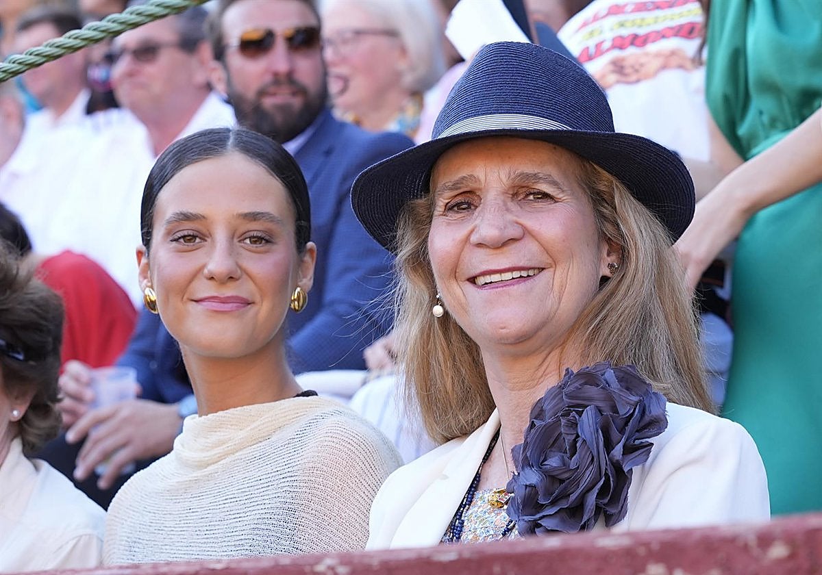 La Infanta Elena junto a su hija Victoria Federica en una tarde de toros