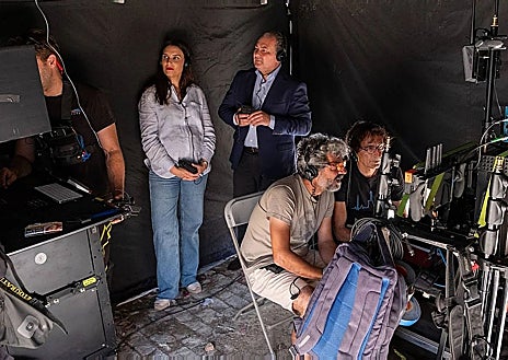 Imagen secundaria 1 - Edu O'Kean y Antonio de la Torre; el presidente de la Diputación de Huelva, acompañado por la diputada Ana Delgado, durante el rodaje y con el director Alberto Rodríguez