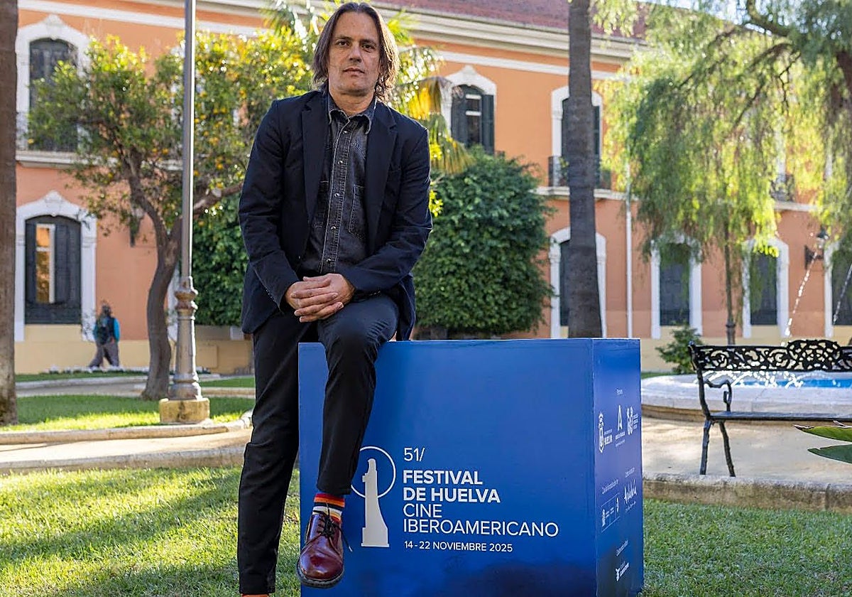 Rafael Cobos en los jardines de la Casa Colón