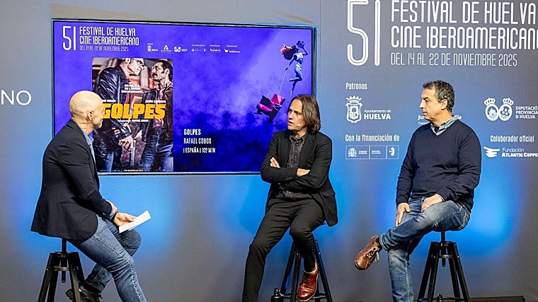 Rafael Cobos y Daniel Pérez junto al presentador del acto, el periodista Adolfo Zarandieta