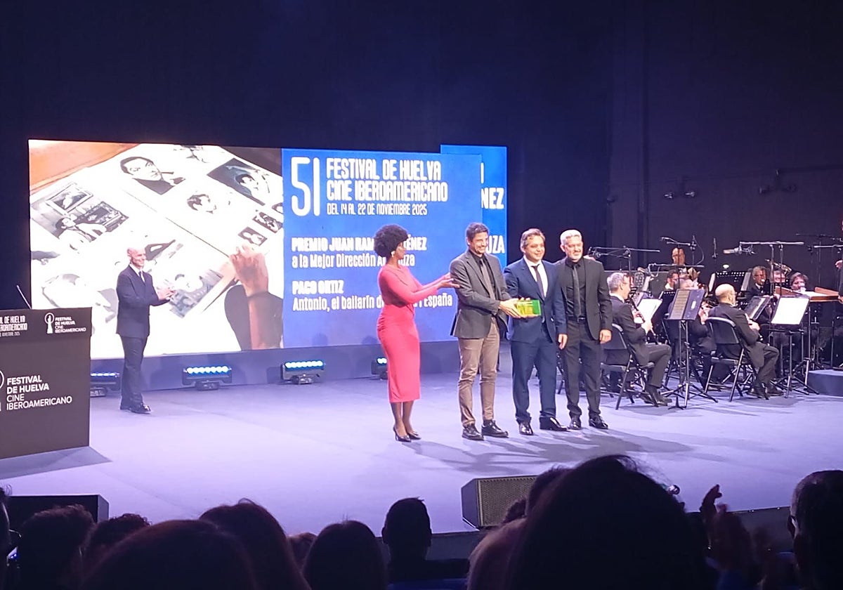 Paco Ortiz recogiendo el premio