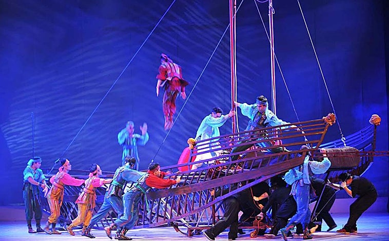 Imagen principal - Piruetas, equilibrios y malabarismos se dan cita junto a diferentes ejercicios acrobáticos