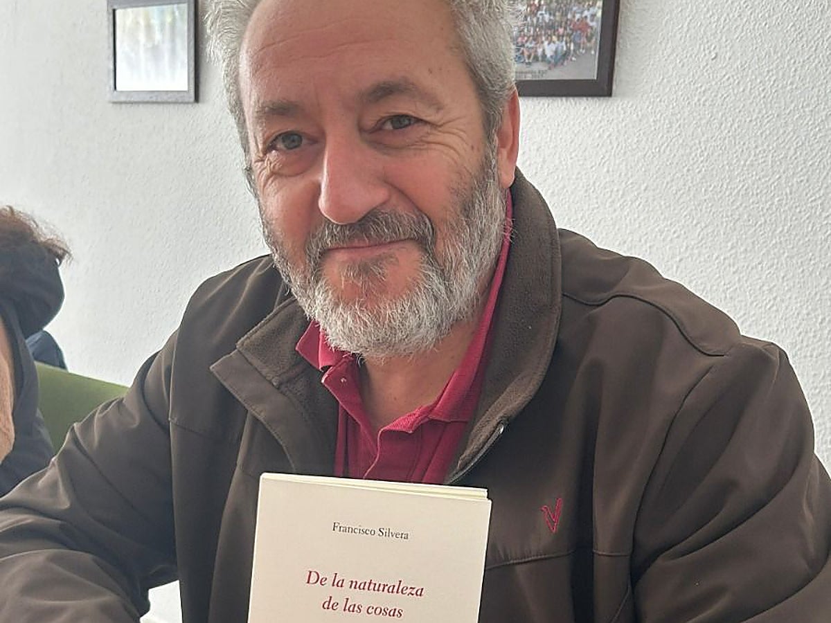 Francisco Silvera, con su libro de poemas 'De la naturaleza de las cosas'