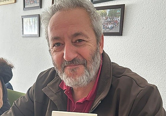 Francisco Silvera, con su libro de poemas 'De la naturaleza de las cosas'
