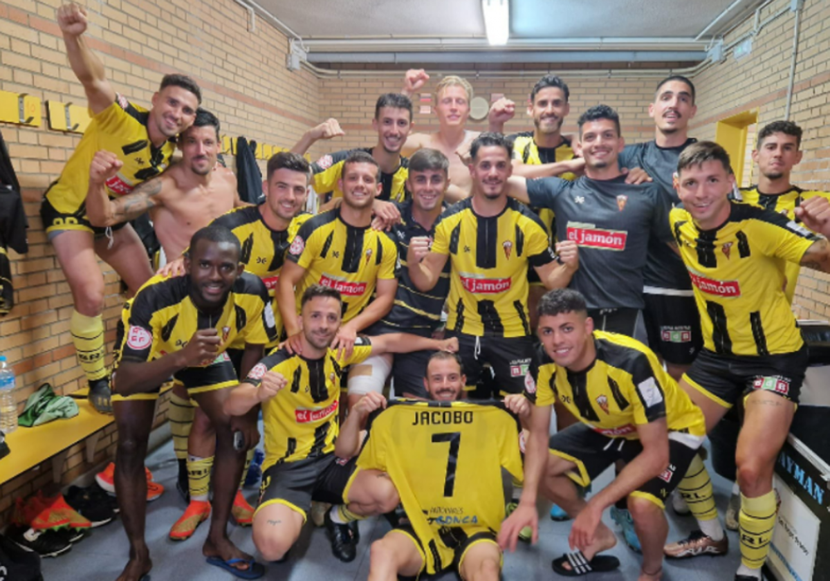 Los jugadores del San Roque de Lepe celebrando su victoria en El Ejido