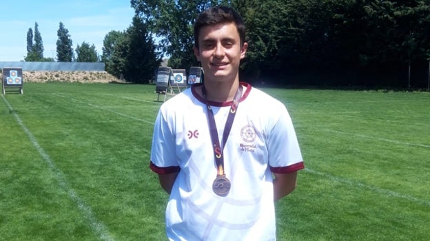 Agustín Rodríguez, con su bronce
