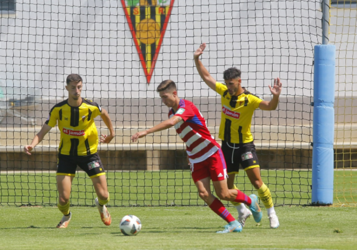 Marrufo y Antonio López presionando a un jugador del Recreativo Granada