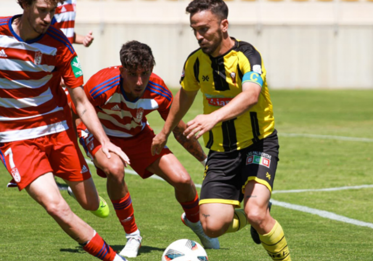 Camacho presionado por dos rivales del Recreativo Granada