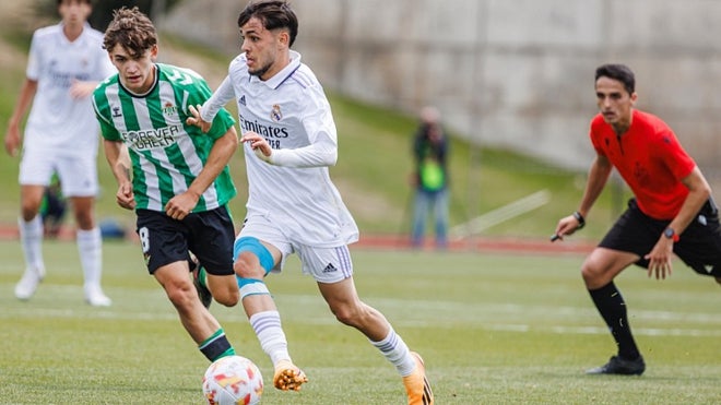El delantero palermo presionado por un rival del Betis