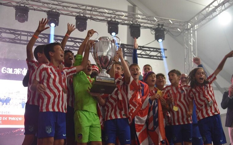 Imagen principal - Arriba, el equipo alevín del Atlético de Madrid con su copa de campeón, como abajo el Real Madrid benjamín, junto a una imagen de la final benjamín