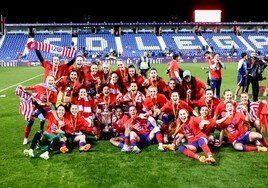 Las jugadoras del Atlético de Madrid, con Cinta Rodríguez tercera en la fila de arriba, con el título