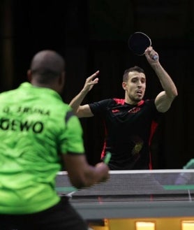 Imagen secundaria 2 - Arriba Robles con María Xiao y abajo con Ovidiu Ionescu y en su duelo individual ante Quadri Aruna