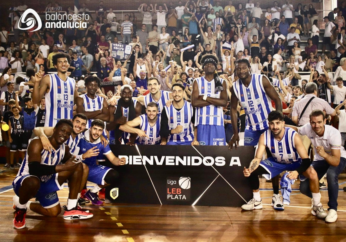 El Huelva Comercio celebrando su ascenso a la LEB Plata