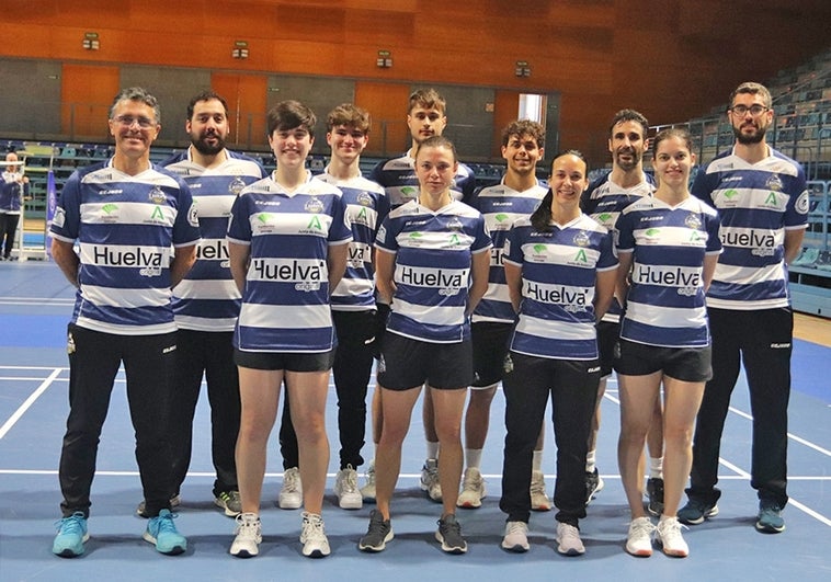 Cuerpo técnico y jugadores del primer equipo del IES La Orden