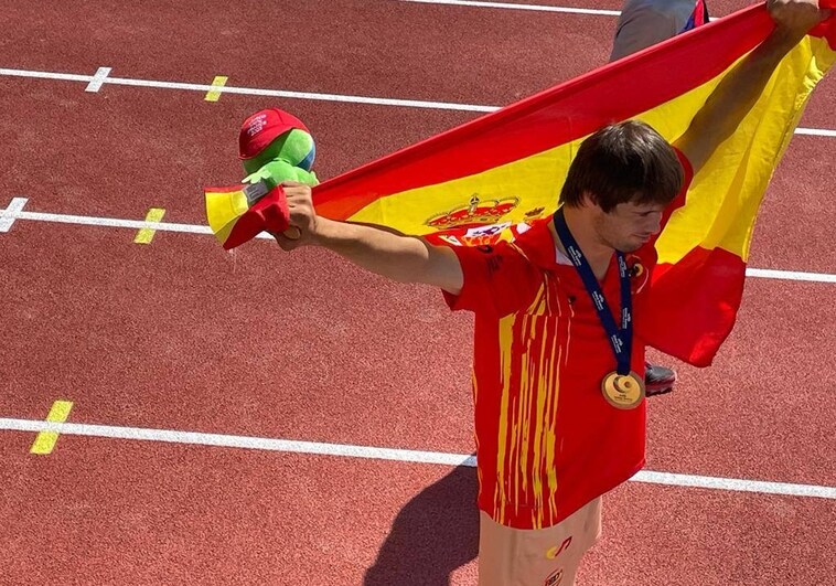 Nico Castaño, celebra su titulo mundial con la bandera de España