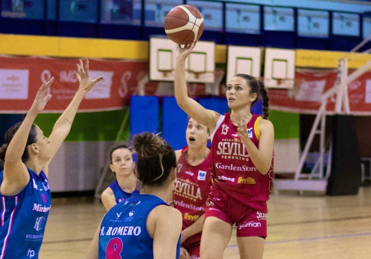 Ana Flores entrando a canasta en un partido con el Baloncesto Sevilla