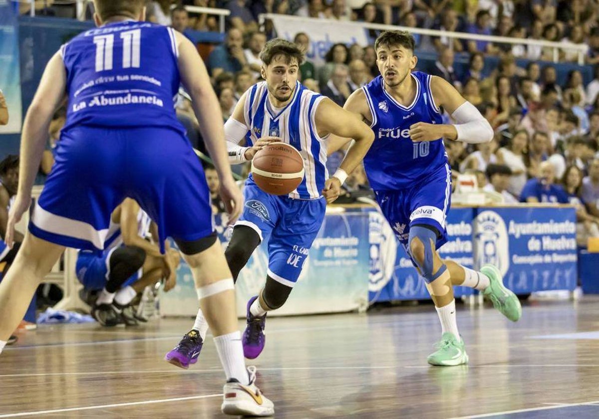 Niko Cebríán durante el partido decisivo por el ascenso a LEB Plata ante el Ciudad de Huelva