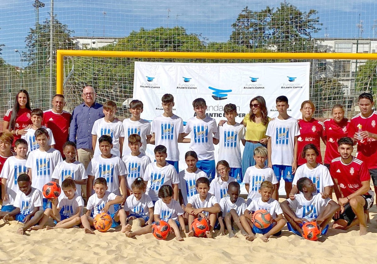 Los menores becados por la Fundación Atlantic Copper en el Campus del Fútbol Playa Huelva