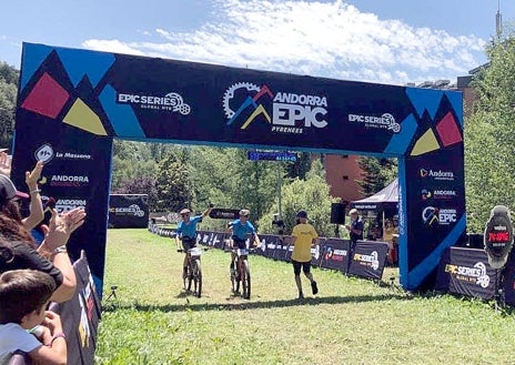 Imagen secundaria 1 - Los hermanos Javier y José Carlos Macías se imponen en la categoría máster de la Andorra Epic