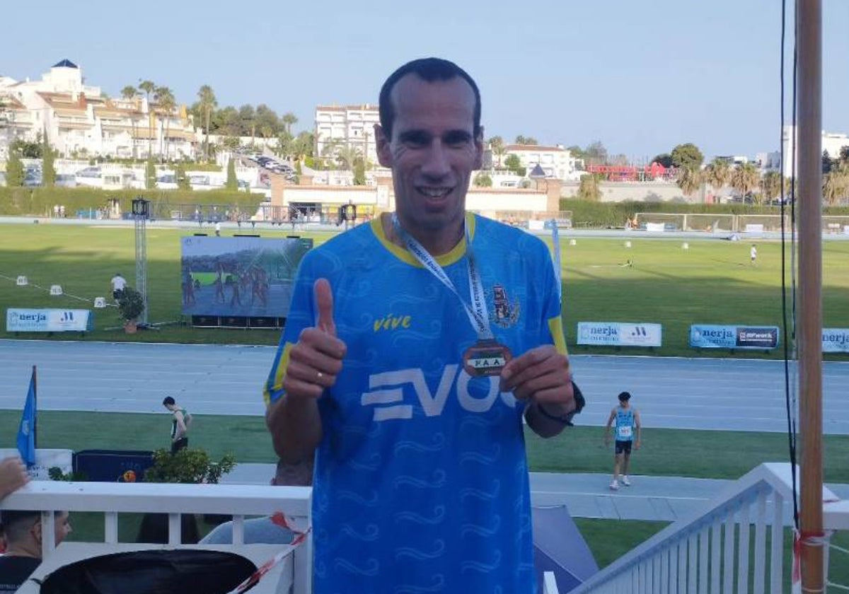 José Manuel Cortés, con la medalla de plata de subcampeón absoluto de 1.500