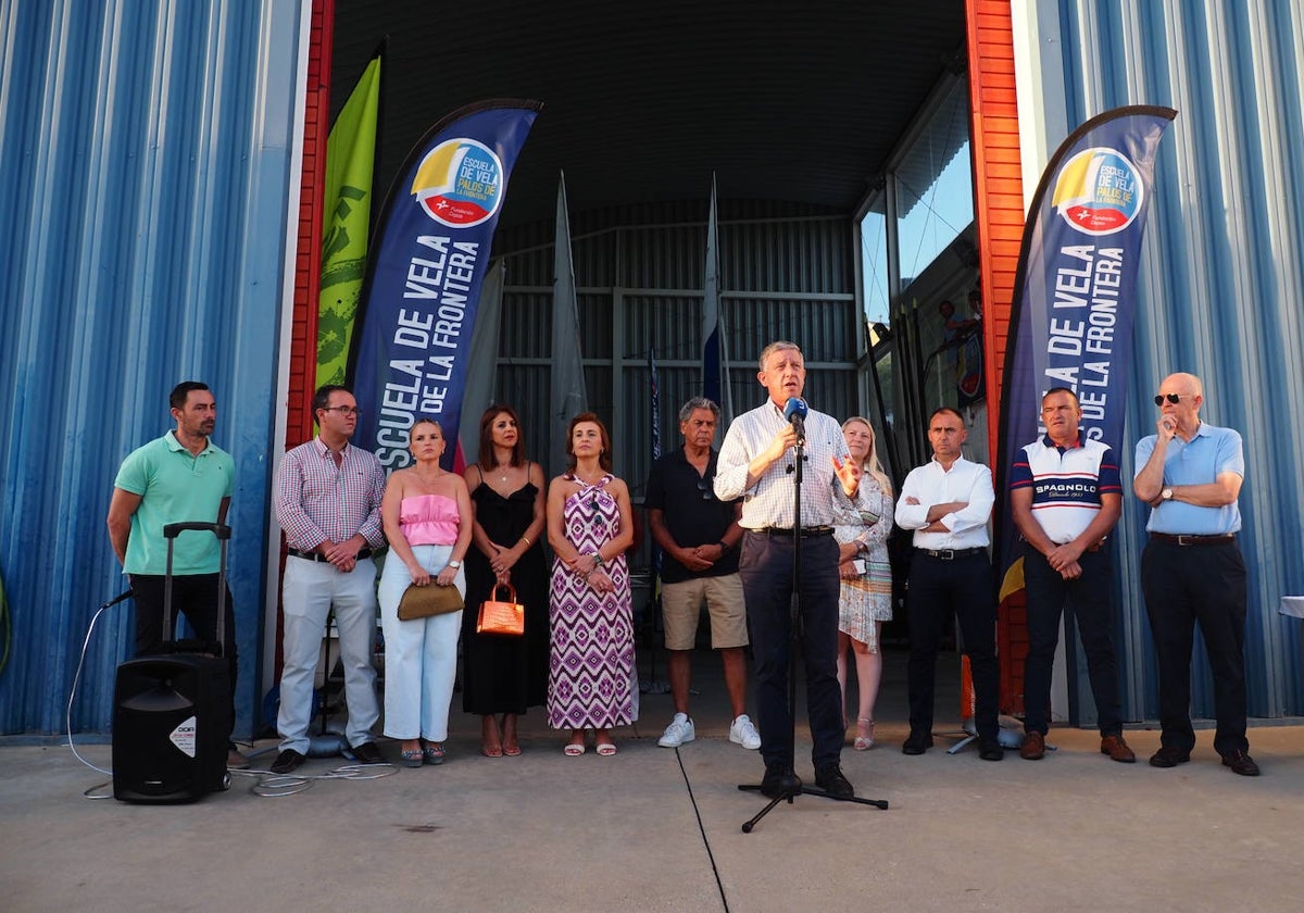 El alcalde de Palos de la Frontera en la entrega de galardones a los ganadores de la Regata