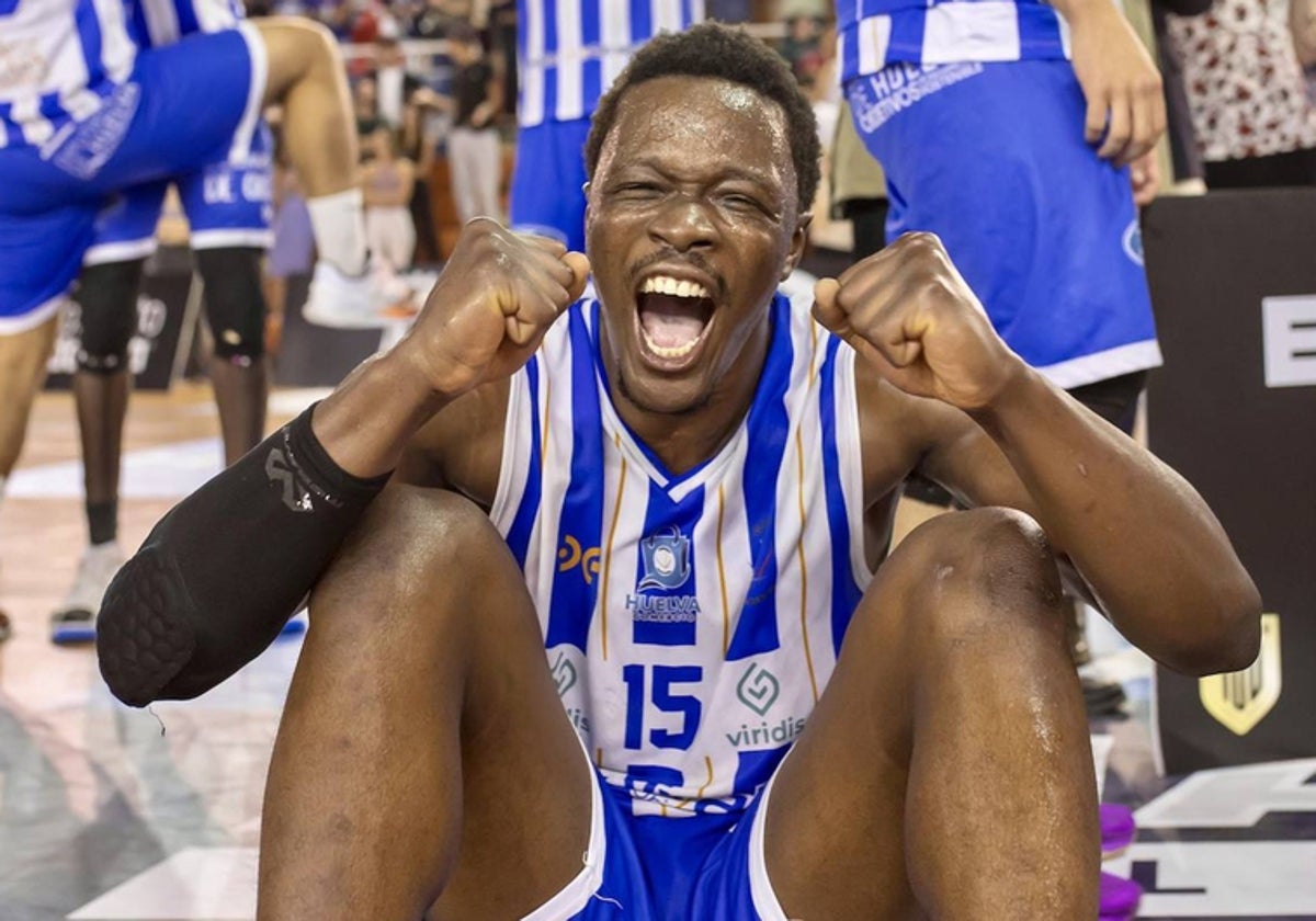 El Huelva Comercio celebrando su ascenso a la LEB Plata