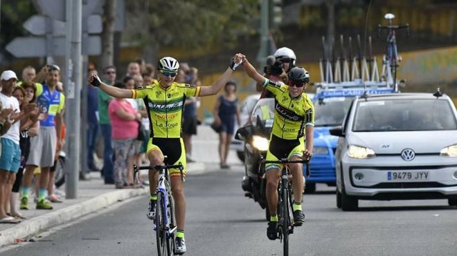 Carlos Rodríguez ganando una carrera con el Bicicletas Valdayo