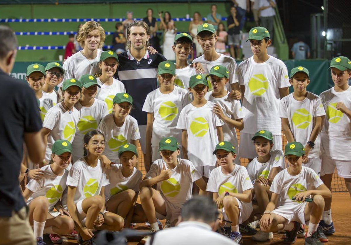 El campeón y el subcampeón de la Copa, Rublev y Coric, con loos recogepelotas del torneo