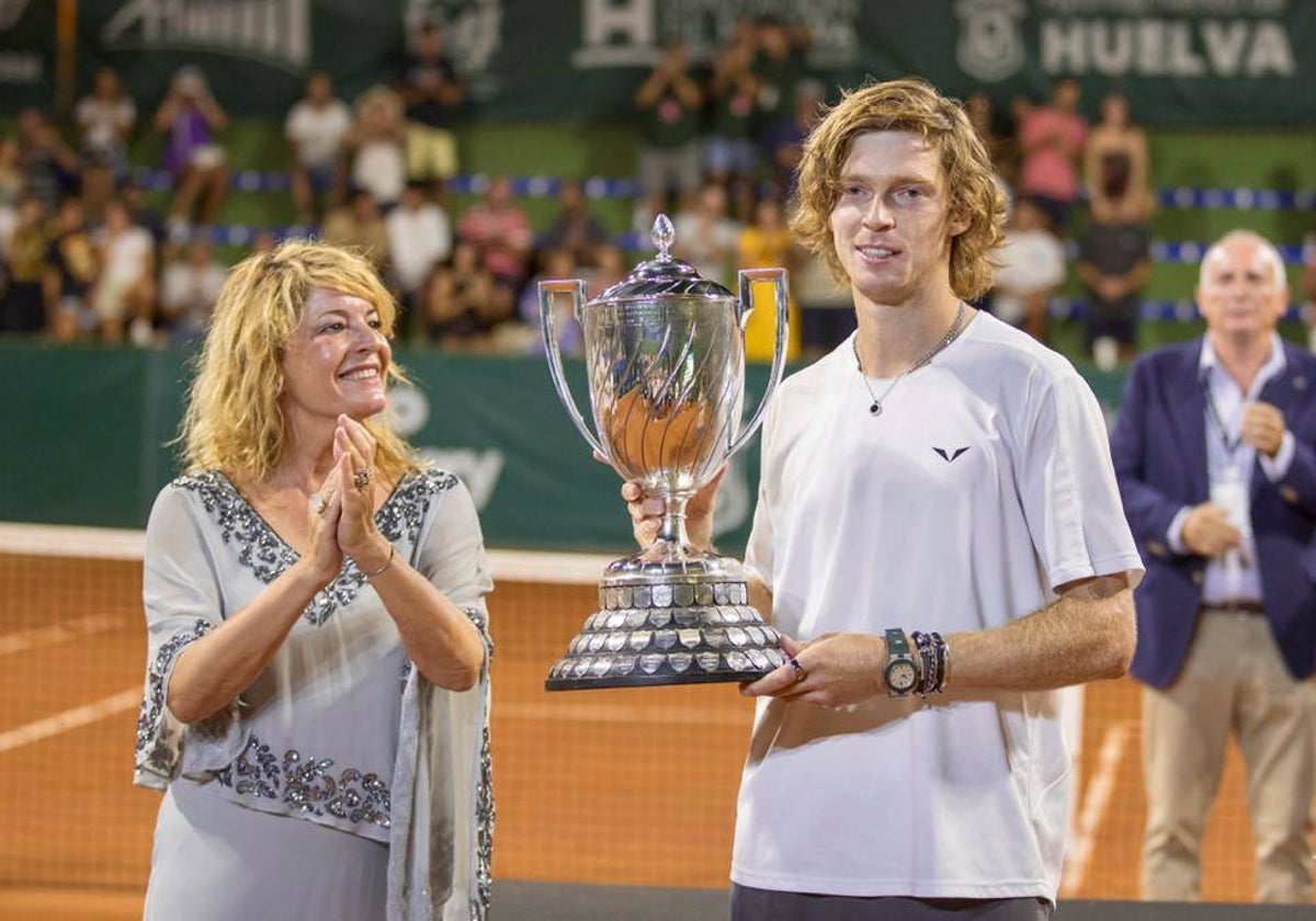 Pilar Miranda, alcaldesa de Huelva, con Andrey Rublev