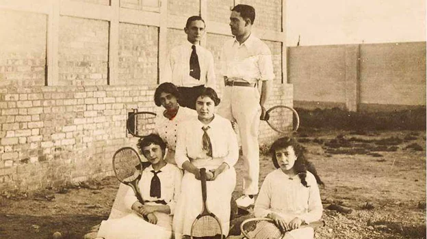 Foto histórica con hombres y mujeres con raquetas