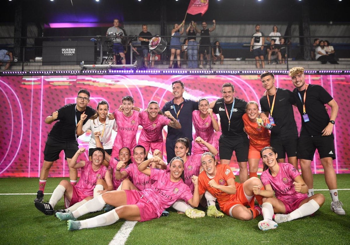 Alicia Hernández celebrando el pase a la final con sus compañeras de equipo