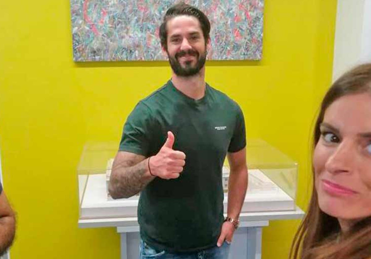 Isco, sonriente, tras pasar este miércoles reconocimiento médico en Sevilla