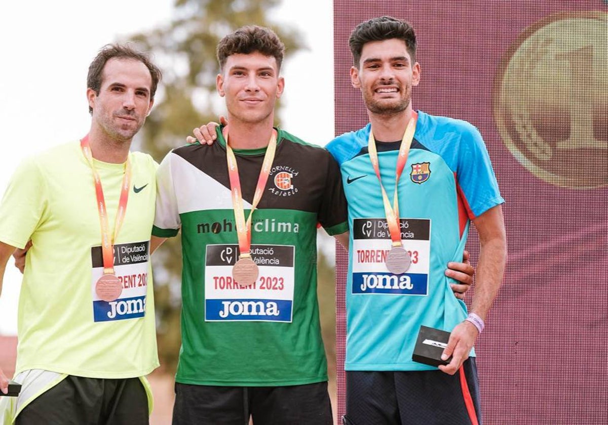 Héctor Santos, derecha, con su medalla de plata