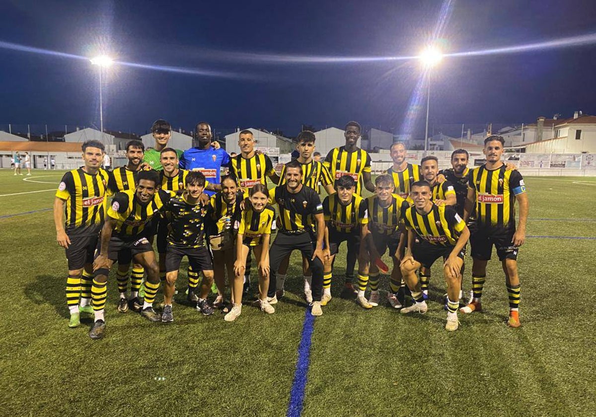 Imagen de jugadores del San Roque con aficionados desplazados a Llerena