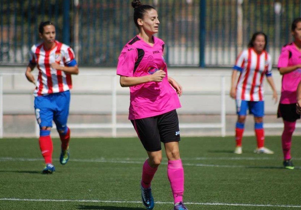 Esther en un partido ante el Atlético de Madrid con la camiseta del Sporting Huelva