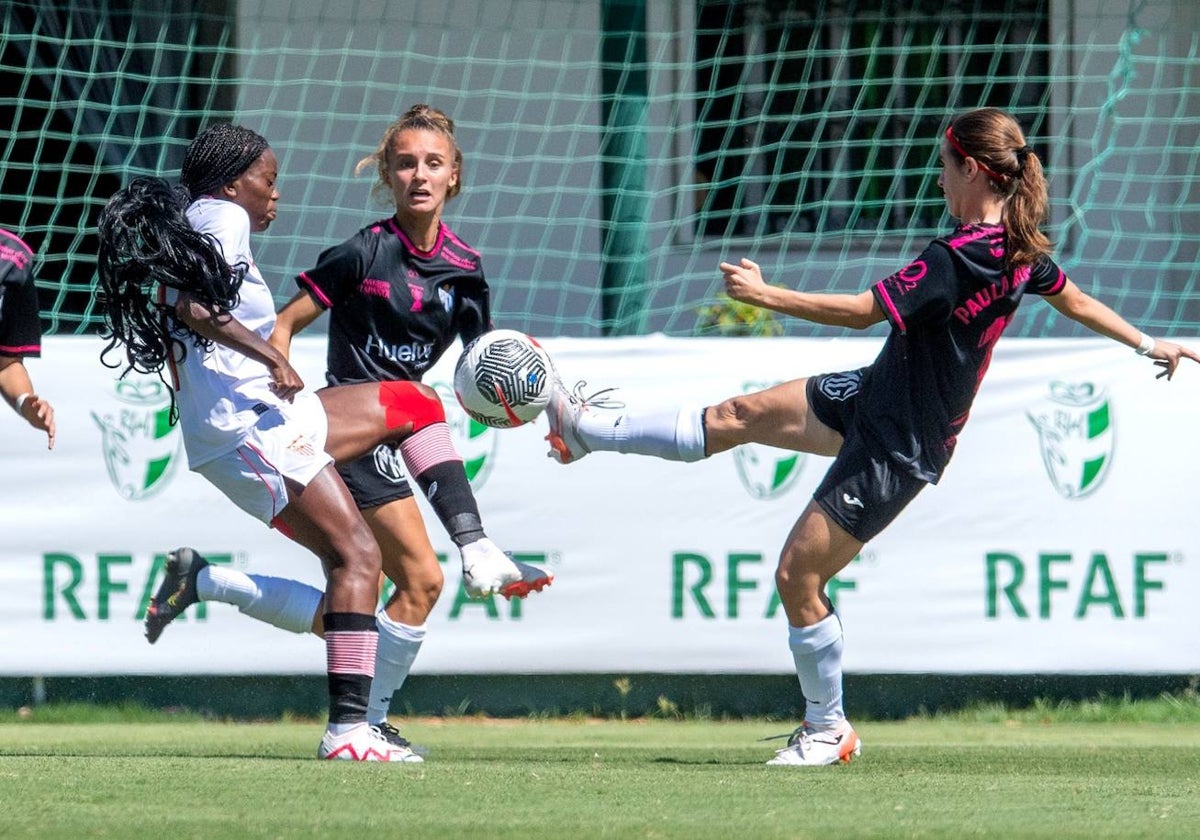 Tony Payne, ante la defensa del Sporting Club de Huelva