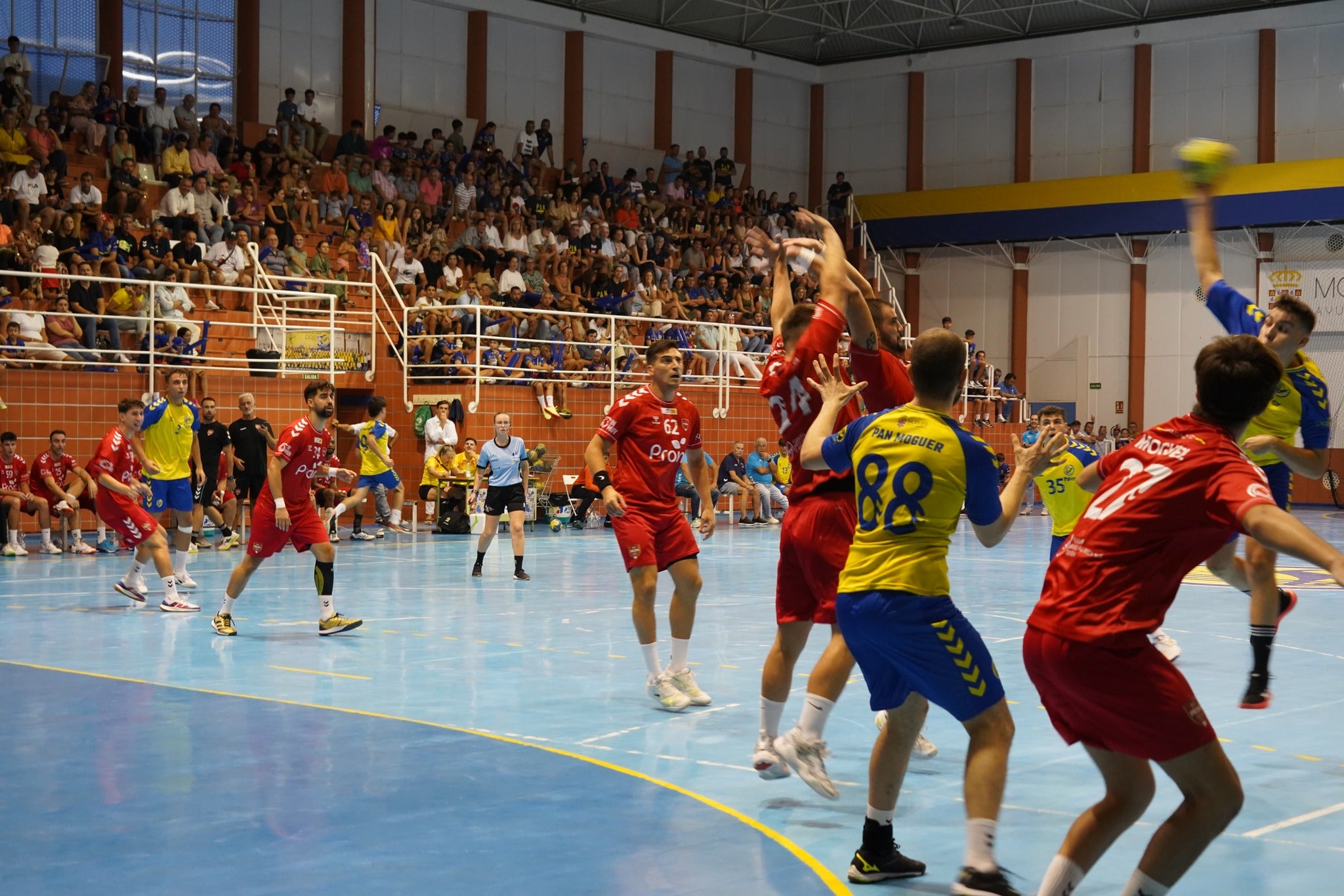 El BM Triana se lleva ante el PAN el Trofeo Ciudad de Moguer