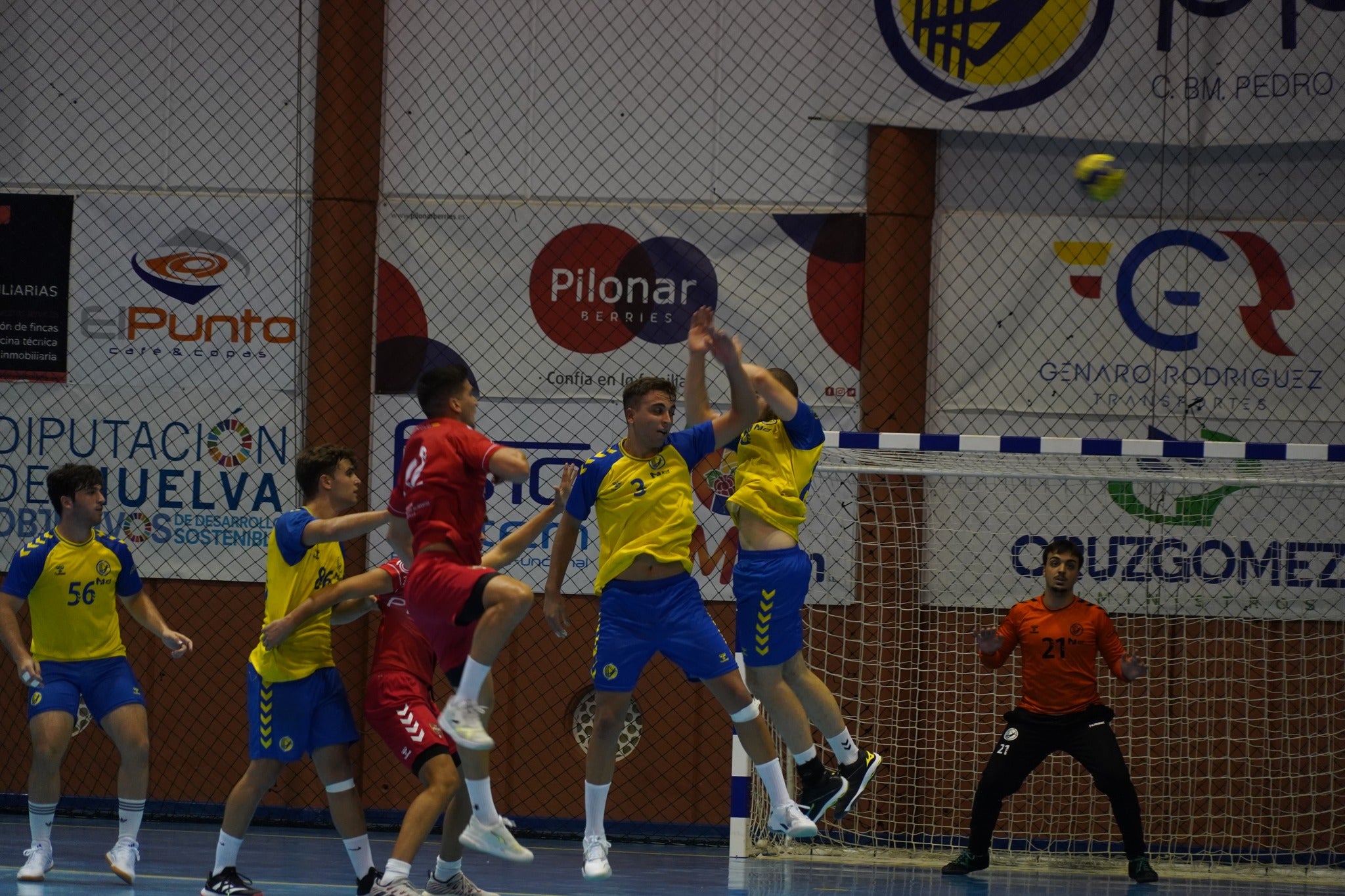 El BM Triana se lleva ante el PAN el Trofeo Ciudad de Moguer