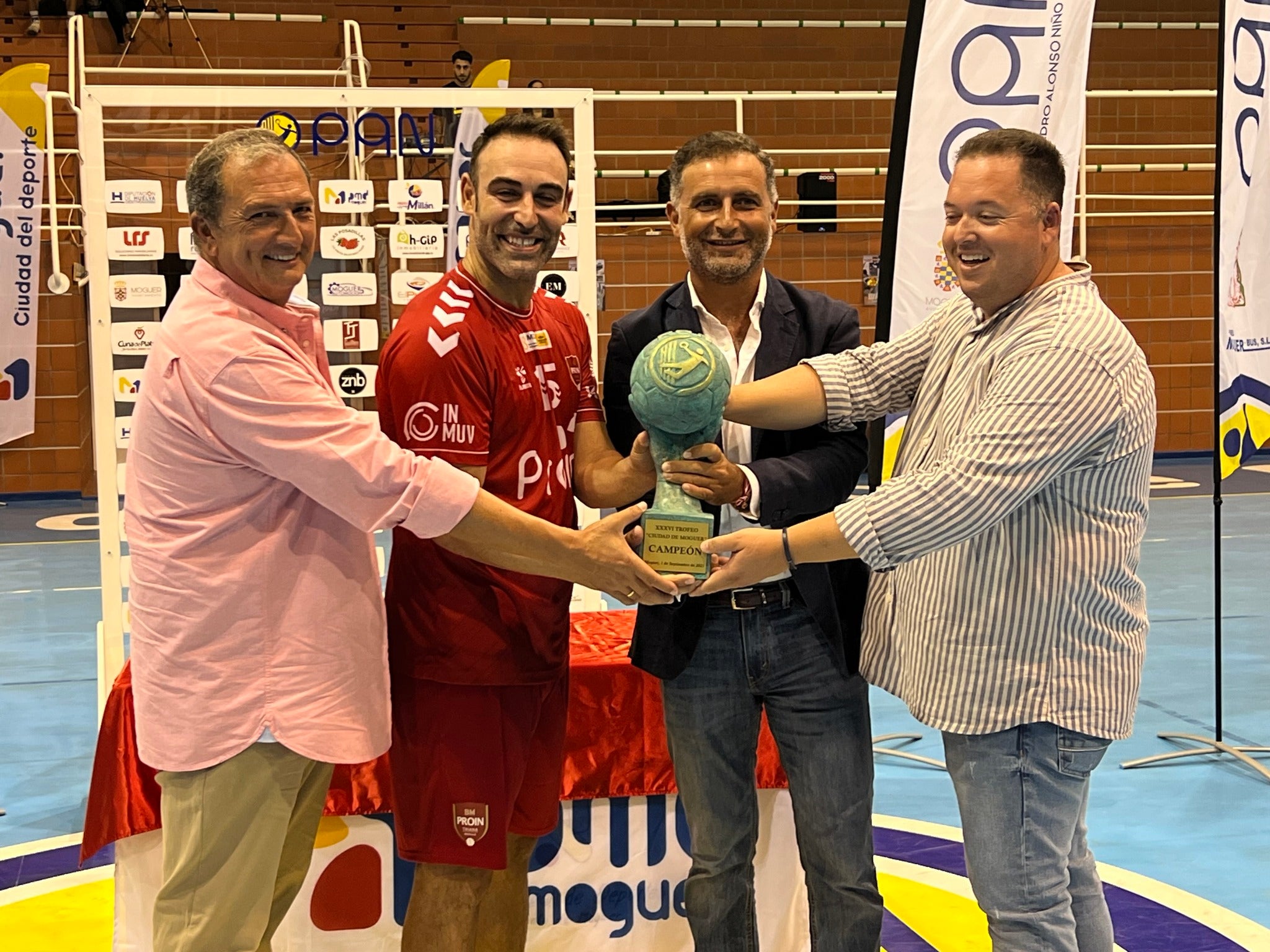 El BM Triana se lleva ante el PAN el Trofeo Ciudad de Moguer