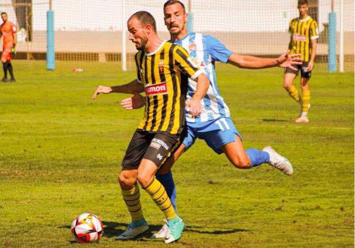 Jacobo Cornejo presionado por un rival durante el San Roque de Lepe-Águilas