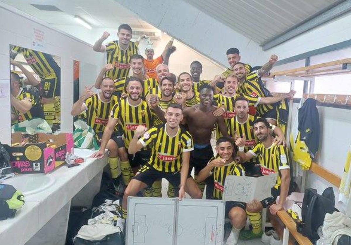 Los jugadores del San Roque de Lepe celebrando en el vestuario su victoria contra el Manchego