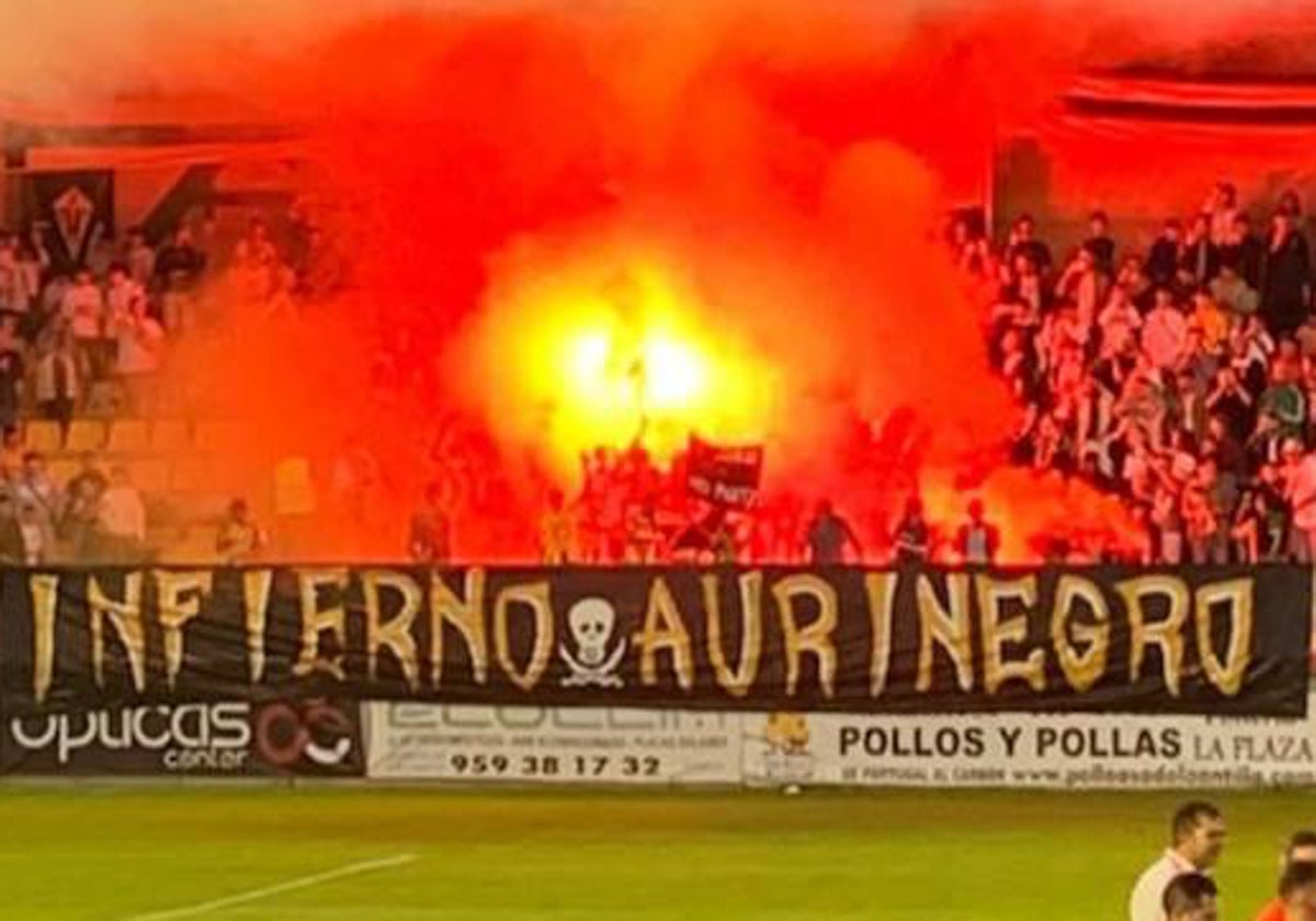 Aficionados del Frente Aurinegro en un partido del San Roque en el Ciudad de Lepe