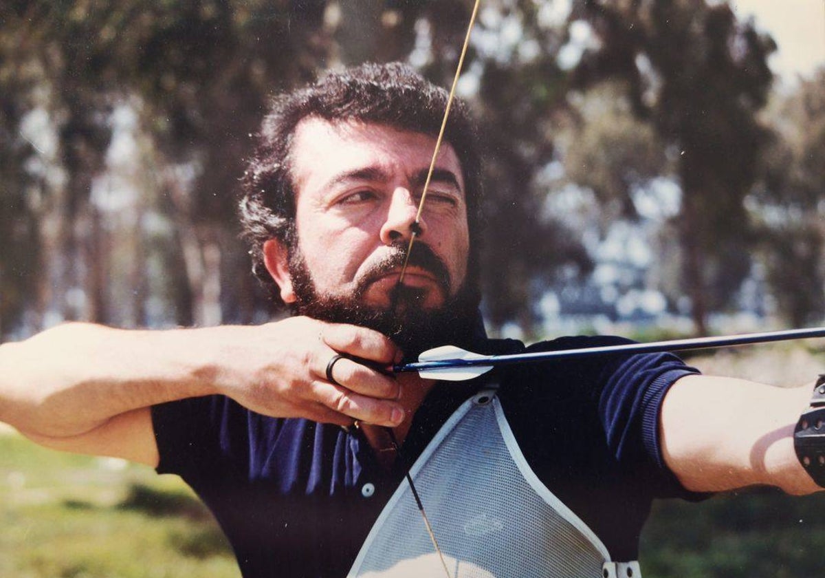 Pepe Prieto practicando tiro con arco, el deporte con el que fue a las Olimpiadas de Los Ángeles