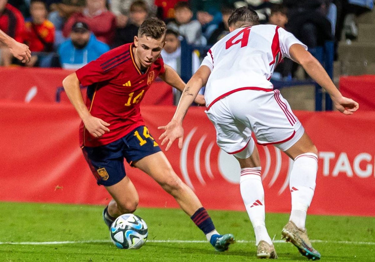 Fermín López defendido por un jugador de la selección de Hungría en el Nuevo Colombino