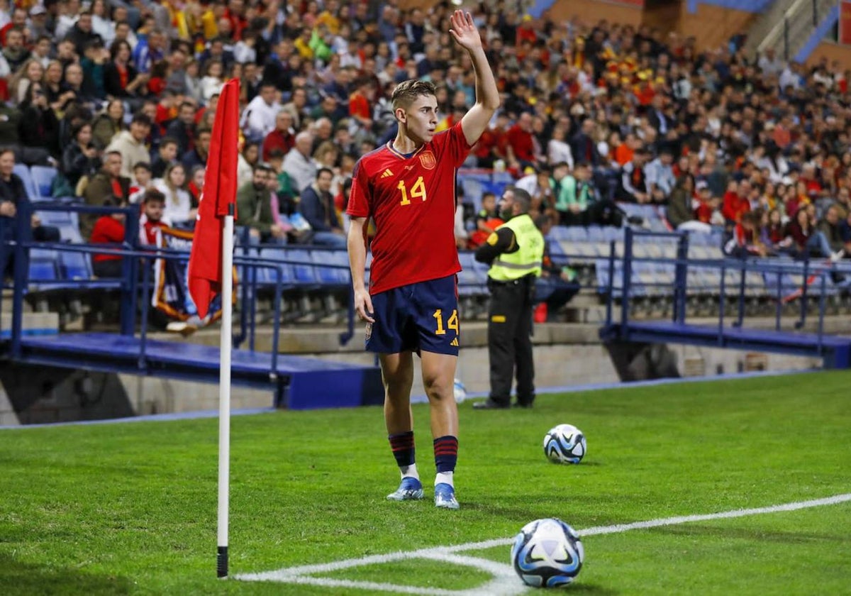 Fermín López antes de lanzar un saque de esquina en el España-Hungría Sub 21 en Huelva